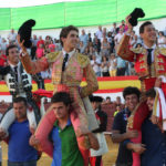 Los tres novilleros saliendo a hombros del coso de Cabeza la Vaca (FOTO: Gallardo)