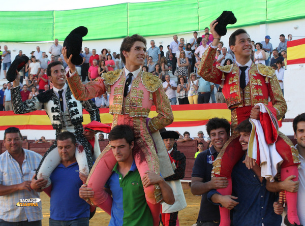 Los tres novilleros saliendo a hombros del coso de Cabeza la Vaca (FOTO: Gallardo)