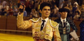 Juanito con la oreja del sexto novillo de La Quinta (FOTO: Toromedia)