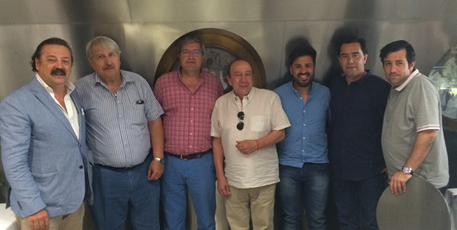 Los miembros del jurado del trofeo ANCAR posando tras la deliberación