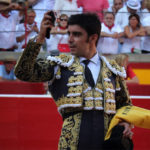 Miguel Ángel Perera con la oreja del tercero de la tarde. (FOTO: Maurice Berho)