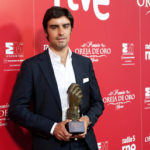 Miguel Ángel Perera con la ‘oreja de oro’ que concede ‘Clarín’ (FOTO: RTVE)
