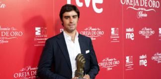 Miguel Ángel Perera con la 'oreja de oro' que concede 'Clarín' (FOTO: RTVE)