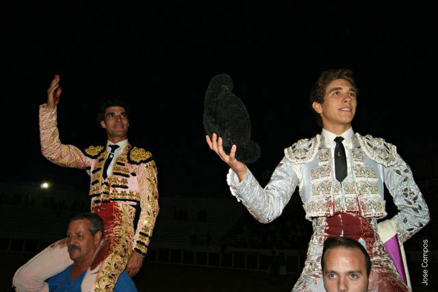 Ginés Marín y Jesús Díez saliendo a hombros en la noche cerrada de Villanueva del Fresno (FOTO: Jose Campos)