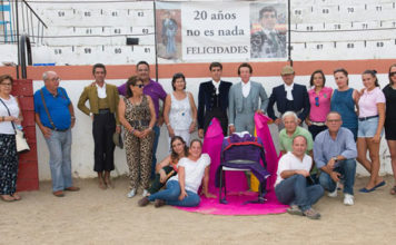 Los asistentes al homenaje junto a Fernando González (FOTO: Antonio Álvarez)
