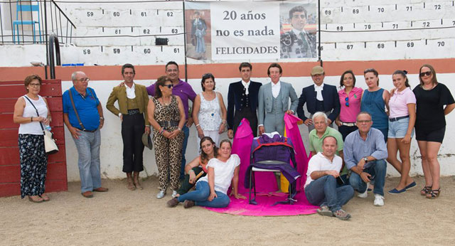 Los asistentes al homenaje junto a Fernando González (FOTO: Antonio Álvarez)