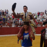 David Bolsico saliendo a hombros de la plaza de toros de Gor