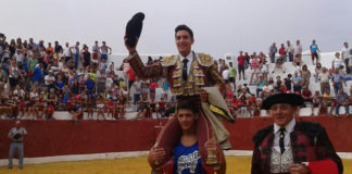 David Bolsico saliendo a hombros de la plaza de toros de Gor