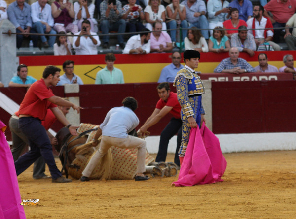 Garrido perfectamente colocado para proteger el caballo