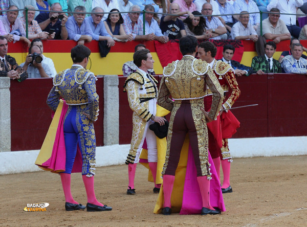 Instante en el que Finito da la alternativa a Tomás Angulo (FOTO: Gallardo)