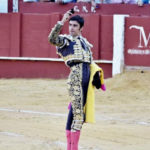 Miguel Ángel Perera mostrando una de las orejas cortadas en Málaga (FOTO: FIT)