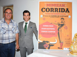 Junto a un miembro de la comisión taurina de Mimizan presentando la corrida del sábado
