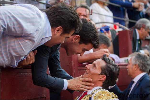 Complicidad entre Tomás Campos y Diego Urdiales en Las Ventas (FOTO: Álvaro Marcos)