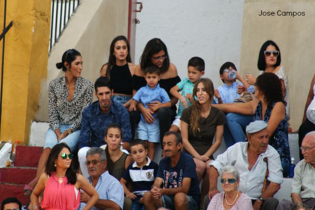 Talavante junto a su familia en la plaza de Barcarrota viendo el juego de sus novillos (FOTO:J.Campos)