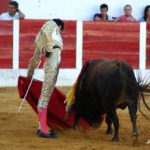 La afición oliventina obligó a saludar a Ginés Marín al romperse el paseíllo (FOTO: Jose Campos)