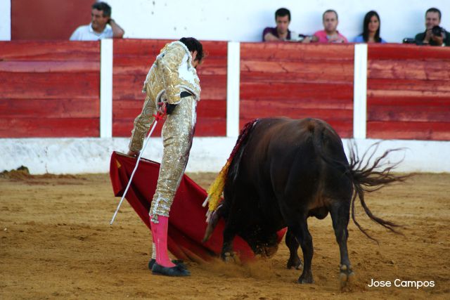 La afición oliventina obligó a saludar a Ginés Marín al romperse el paseíllo (FOTO: Jose Campos)