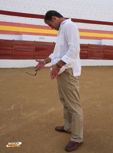 Antonio Muñoz evocando sus recuerdos en la plaza de Zafra (FOTO: Gallardo)