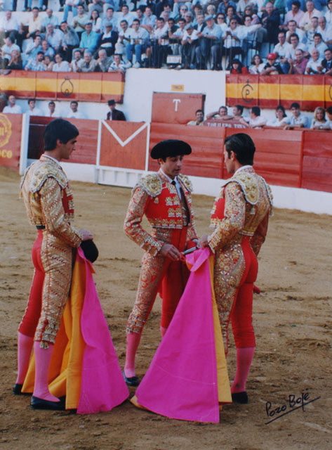 Enrique Ponce en presencia de Jesulín dando la alternativa a Antonio Muñoz