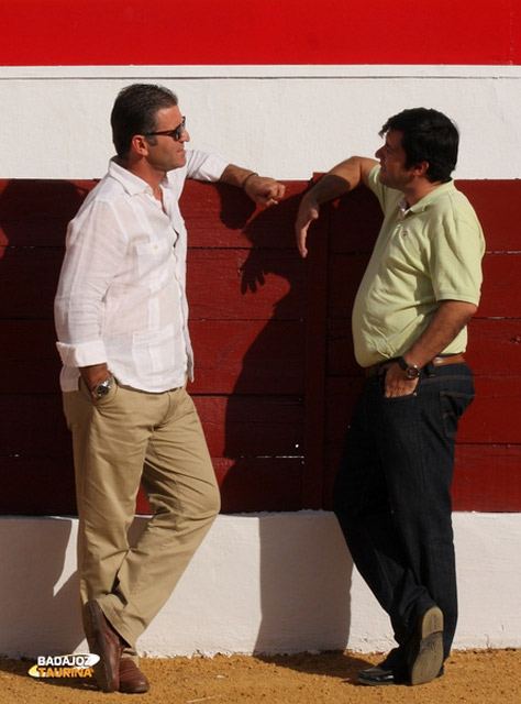 Antonio Muñoz atendiendo a BADAJOZ TAURINA en la plaza de Zafra (FOTO: Gallardo)