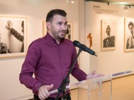 Juan Ignacio Rodríguez presentando su exposición en el Museo Luis de Morales (FOTO: Domingo Cáceres)