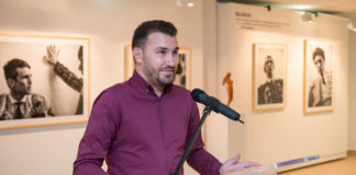 Juan Ignacio Rodríguez presentando su exposición en el Museo Luis de Morales (FOTO: Domingo Cáceres)