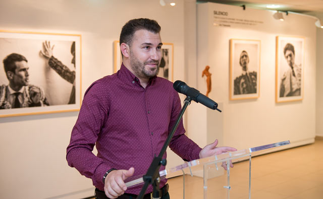 Juan Ignacio Rodríguez presentando su exposición en el Museo Luis de Morales (FOTO: Domingo Cáceres)