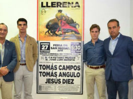 Los dos espadas junto a Valentín Cortés y Joaquín Domínguez