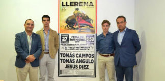 Los dos espadas junto a Valentín Cortés y Joaquín Domínguez