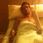 Miguelín Murillo en la cama del hospital de Fremap de Sevilla tras la operación