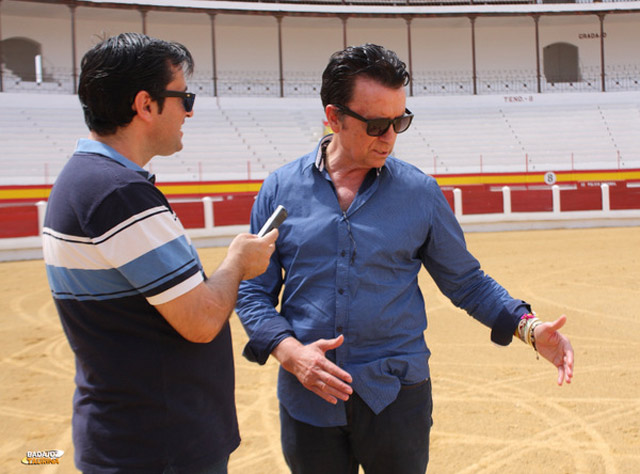 Ortega Cano lanceando al viento para explicar su proyecto de toreo de salón para aficionados (FOTO:Gallardo)