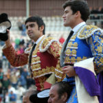Miguel Ángel Perera y José Garrido saliendo a hombros en Palencia. (FOTO: Félix P)