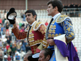 Miguel Ángel Perera y José Garrido saliendo a hombros en Palencia. (FOTO: Félix P)