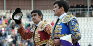 Miguel Ángel Perera y José Garrido saliendo a hombros en Palencia. (FOTO: Félix P)