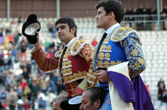 Miguel Ángel Perera y José Garrido saliendo a hombros en Palencia. (FOTO: Félix P)