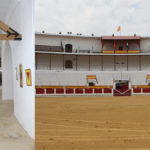 Pasillo de acceso e interior de la plaza de Mérida (FOTO: Gallardo)