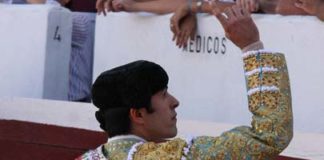 Talavante saludando a la presidencia en la plaza de toros de Zafra (FOTO: Gallardo)