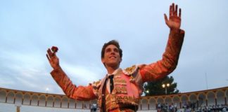 Ginés Marín saliendo a hombros de la plaza de Olivenza el pasado 8 de septiembre (FOTO:Jose Campos)