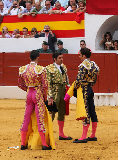 Morante invistiendo matador de toros a Posada de Maravillas (FOTO: Gallardo)