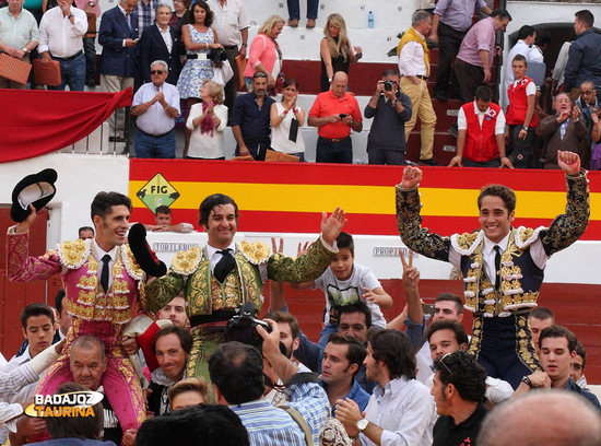 Los tres toreros en hombros