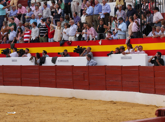 Ayer no cabía un alfiler en los burladeros de prensa, en cambio esta tarde pueden apreciar los huecos que había. Esta imagen demuestra lo que se dice en el escrito de la izquierda. (FOTO: Gallardo)