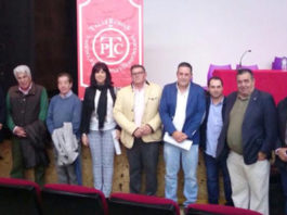Miembros de la Federación Taurina de Extremadura junto a autoridades