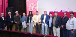 Miembros de la Federación Taurina de Extremadura junto a autoridades