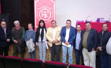 Miembros de la Federación Taurina de Extremadura junto a autoridades