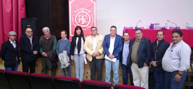 Miembros de la Federación Taurina de Extremadura junto a autoridades