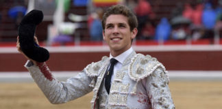 Ginés Marín paseando su premio en Guadarrama (FOTO: Julián López)
