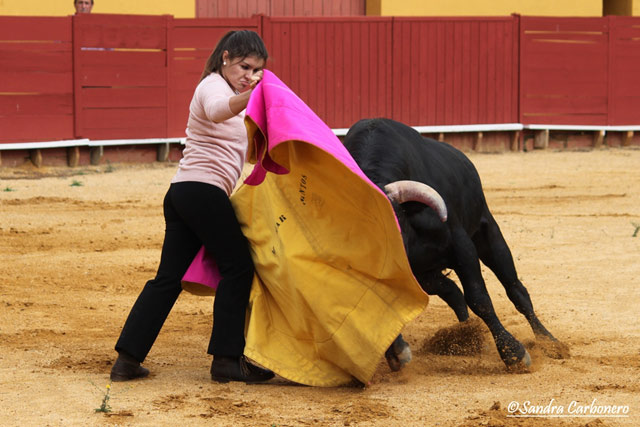 María del Mar Santos lanceando al de Píriz