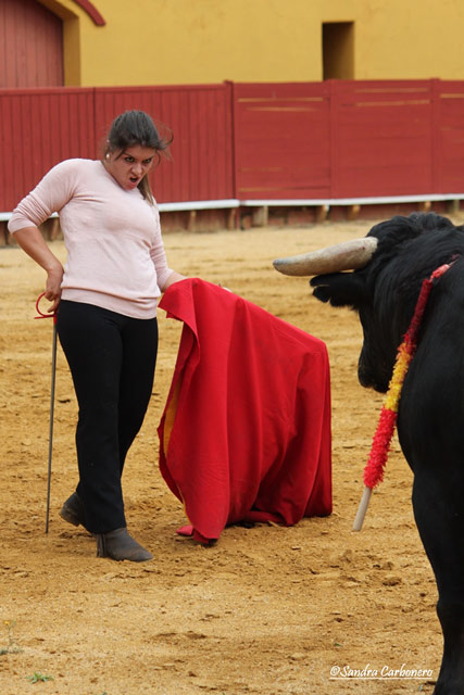 María del Mar Santos citando con la muleta