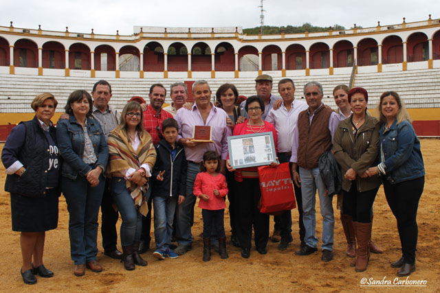 Miembros de la peña con el homenajeado