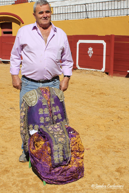 Sánchez Caballero junto al traje con el que actuaba en los ruedos 