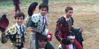 Ismael Jiménez, Iván Valares y Antonio Pintiado saliendo a hombros en Talaveruela (FOTO: M.J.Tostado)